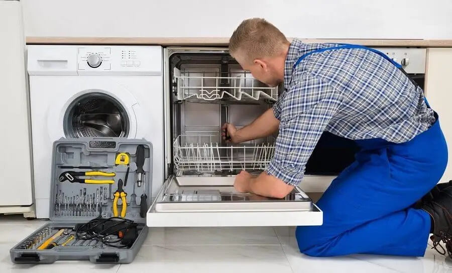 Çayırova Miele servisi teknisyen ekibi beyaz eşya tamiri yaparken
